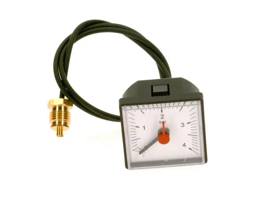 Manometer von Bosch mit analoger Anzeige, schwarzem Gehäuse und rotem Zeiger. Verbindungsschlauch und Anschlussstück aus Metall sind sichtbar. Anzeige reicht von 0 bis 4 bar.